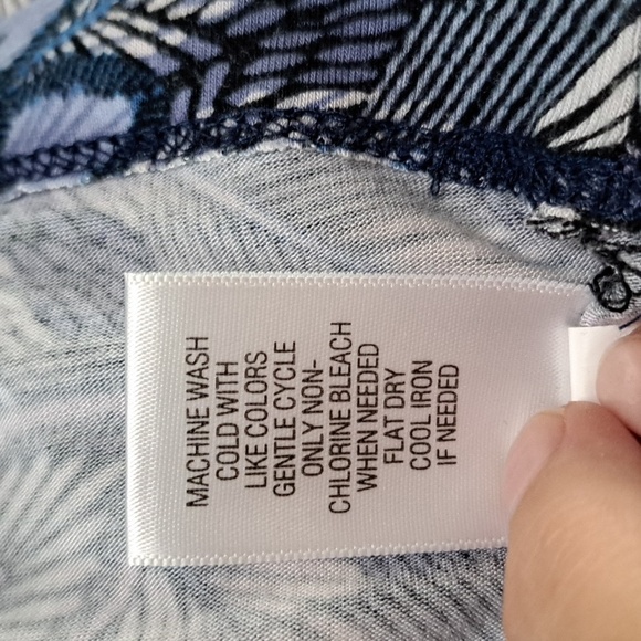 Croft & Barrow Women's Feather Print V-Neck Short Sleeve Top Plus Size 1X - Picture 7 of 9